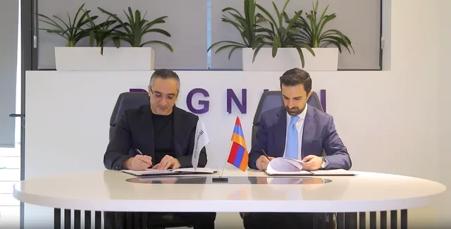 Երկու ներկայացուցիչ հուշագիր են ստորագրում Հայաստանի դրոշով սեղանի շուրջ